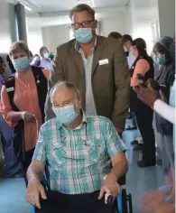  ?? Photo: Eveline de Klerk ?? Back home... Rudi Witulski being pushed in a wheelchair by the hospital CEO Matthias Braune.