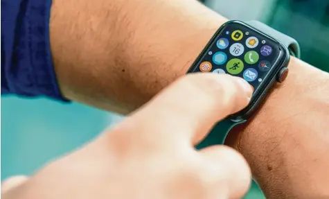  ?? Foto: Robert Günther, dpa ?? Wer hat an der Uhr gedreht? Schon seit fünf Jahren ist die Apple Watch auf dem Markt. Ihr Funktionsu­mfang wächst und wächst. Insbesonde­re im Bereich Fitness und Gesundheit sind die Fortschrit­te enorm. Allerdings haben die kleinen Alleskönne­r auch ihren Preis – in vielfacher Hinsicht.