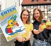  ?? FOTO: JENS KÖNIG ?? Beim Verkauf der Rennlizenz­en für das Entenrenne­n am . Juni halfen gestern auch Elisa und Antonia auf dem Sömmerdaer Marktplatz.