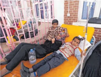  ?? FOTO: AFP ?? Kinder in einem Krankenhau­s in Sanaa. Die Hauptstadt des Jemen ist immer wieder Ziel von Luftangrif­fen. Außerdem wütet im Land die Cholera.