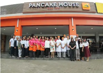  ??  ?? TEAM PANCAKE HOUSE-CLARK. Tess Laus together with Pancake House-Clark executives, staff, and kitchen team pose for a photo op during the venture's formal inaugurati­on and blessing last June.