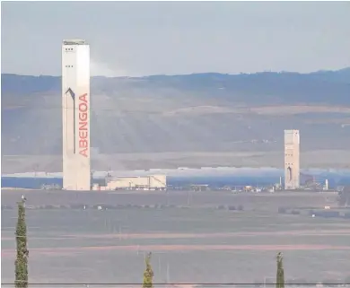  ?? JUAN CARLOS VÁZQUEZ ?? Planta termosolar construida por Abengoa en Sanlúcar la Mayor, en Sevilla.