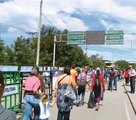  ?? FOTO ROSALINDA HERNÁNDEZ ?? Hasta ahora no hay novedades en el Puente internacio­nal Simón Bolívar, en la frontera de Colombia con Venezuela, por donde cada día cruzan miles de personas.