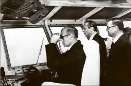  ?? (DR) ?? Valéry Giscard d’Estaing, accompagné de son Premier ministre Jacques Chirac, assiste en rade de Toulon à la revue navale de juillet  depuis la passerelle du porte-avions « Clemenceau ».