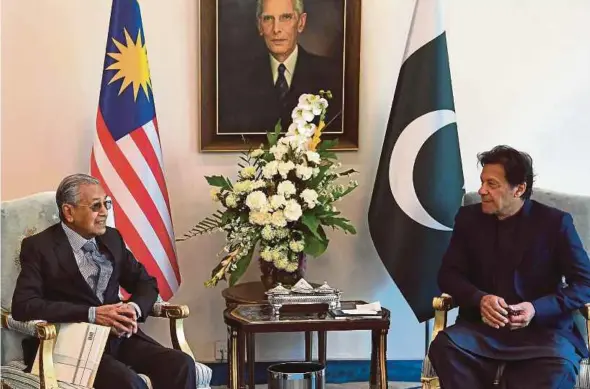  ?? BERNAMA PIC ?? Prime Minister Tun Dr Mahathir Mohamad and his Pakistani counterpar­t, Imran Khan, at the Pakistani prime minister’s official residence in Islamabad yesterday.