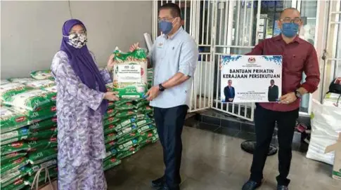  ??  ?? TAKIYUDDIN menyampaik­an sumbangan bakul makanan di Pusat Khidmat Ahli Parlimen Kota Bharu.