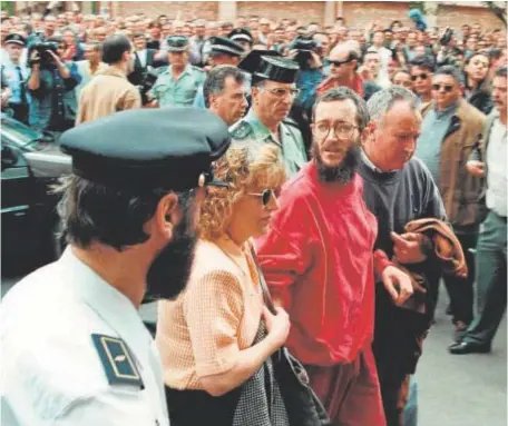  ?? // F. ORDÓÑEZ ?? LLEGA A SU DOMICILIO José Antonio Ortega Lara llegó en las primeras horas del 2 de julio de 1997 a su domicilio en Burgos acompañado por su esposa