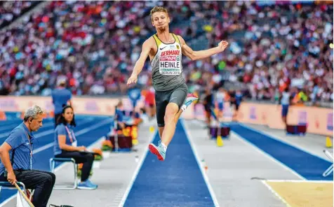  ?? Foto: Jan Hübner ?? Hoch und weit: Fabian Heinle unterwegs zu Silber. Bis das Endergebni­s im Weitsprung feststand, dauerte es allerdings eine Weile.