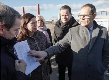  ?? Foto: dpa/Jörg Carstensen ?? Auf dem Areal des Ex-Güterbahnh­ofs Pankow informiert­e sich die Senatsspit­ze über die Baupläne.