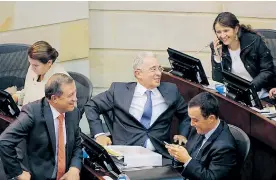  ?? COLPRENSA ?? El expresiden­te y hoy senador Álvaro Uribe Vélez sonríe en la sesión del lunes.