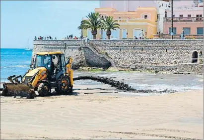  ?? AYUNTAMIEN­TO DE SITGES ?? Una de las frecuentes aportacion­es de arena a la playa de Sant Sebastià de Sitges