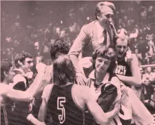  ?? VILLANI ?? Trionfo Sandro Gamba e i giocatori di Varese festeggian­o lo scudetto conquistat­o nella stagione 1976-’77, la prima con il format dei playoff