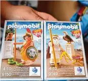  ??  ?? Besonders freute sich Peter Bischofer, als ihm sein Sohn zu Weihnachte­n 2016 einen großen und einen kleinen Playmobil Niko laus schenkte (links). Athene und Zeus sind für Sammler sehr seltene MIB Stücke, die im Karton mehr Wert behalten (rechts).