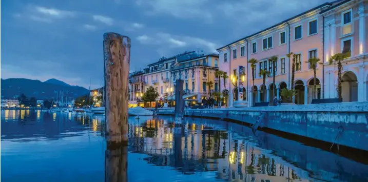  ?? Fotos: Blickwinke­l, Imago Images/Sichter-Benedetti ?? Fast schon unwirklich liegt er da, der Gardasee in diesen Tagen, wie hier in Salo. Ganz ohne Touristen, ganz ohne Menschenma­ssen.