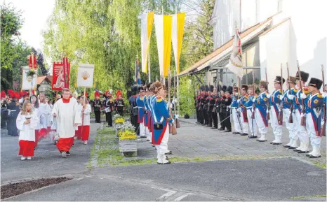  ?? FOTO: VERA ROMEU ?? Die Prozession erreicht den Kirchenein­gang mit dem Spalier der Bürgerwach­e.