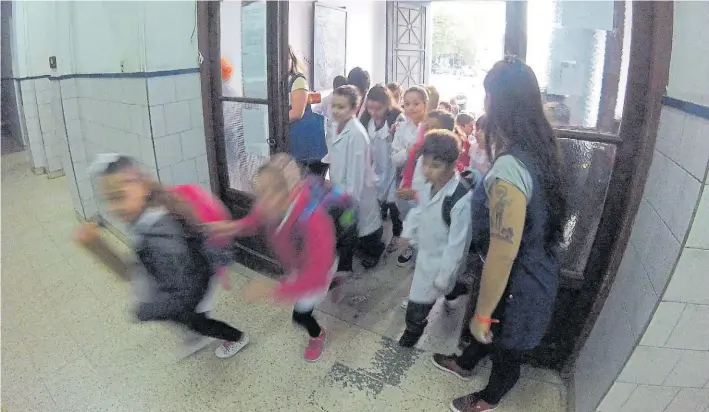  ?? M. NIEVAS ?? Como un día normal. A pesar del paro nacional, ayer los chicos de la Escuela N°8 Faustino Sarmiento de La Plata tuvieron a sus docentes en el aula. Una postal que se repitió.