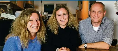  ?? 20M ?? Fabienne mit ihren Eltern Irene Schweizer und Fredi Olbrecht. Video: Das ganze Gespräch gibt es auf 20min.ch zu sehen.