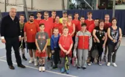  ?? FOTO DIRK ROEFFLAER ?? Prins Laurent nam zijn tijd om met de tenniskamp­ioenen op de foto te gaan