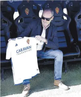  ?? ?? Fernández, camiseta en mano en el banquillo de La Romareda.