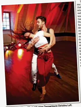  ??  ?? Läuft da etwas? Luca Hänni
mit seiner Tanzpartne­rin
Christina Luft.