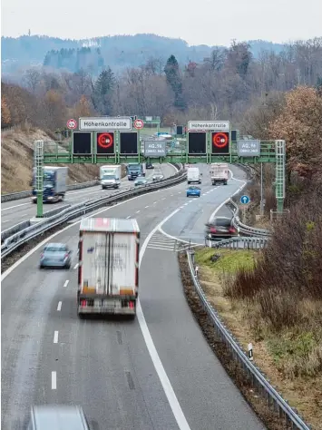  ?? Foto: Julian Leitenstor­fer ?? Eigentlich nicht zu übersehen, die Schilder, die auf die Höhenkontr­olle, hier vor dem Echinger Tunnel bei Greifenber­g, aufmerk sam machen. Dennoch wird die Höhenkontr­olle immer wieder ausgelöst von zu hohen Fahrzeugen.