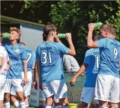  ?? Foto: Oliver Reiser ?? Einen souveränen Auftritt legte der SV Cosmos Aystetten im ersten Pflichtspi­el der Saison auf den Rasen. Mit 3:1 schenkten Maximilian Heckel, Benjamin Sakrak und Maximilian Drechsler (von links) dem TSV Gilching ein und erreichten die nächste Po...