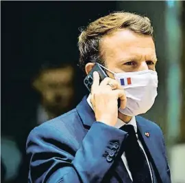  ??  ?? Macron es un gran usuario del móvil y de Whatsapp y Telegram