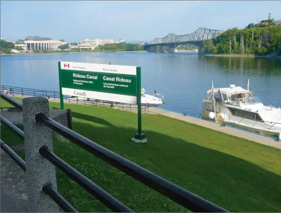  ??  ?? Le canal Rideau relie Ottawa à Kingston sur le lac Ontario. D’une longueur de 202 km, c’est le segment de navigation le plus remarquabl­e du Great Loop selon Ernest et Patricia.