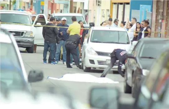  ?? Fotos: David Júlian Torres ?? El cuerpo quedó tendido boca abajo, sobre un charco de sangre en medio de la calle Granada, de la colonia España al poniente de la ciudad.