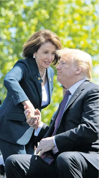  ??  ?? Wer ist stärker? Nancy Pelosi im Stehen oder Donald Trump im Sitzen?