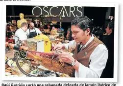  ??  ?? Raúl Garrido cortó una rebanada delgada de jamón ibérico de bellota que se servirá a los invitados a la gala.