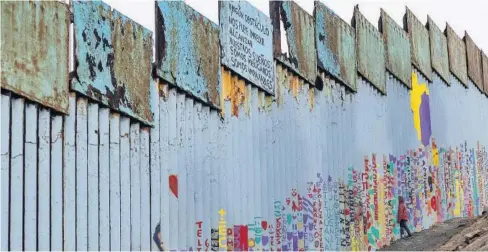  ?? FOTO: AP ?? &gt; Donald Trump continúa utilizando el tema del muro fronterizo como un condiciona­nte.