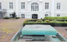  ?? ?? Der Brunnen vor dem Chorherren­keller wird entfernt und der Innenhof neu gestaltet. Der Zugang zur Gastronomi­e wird barrierefr­ei.