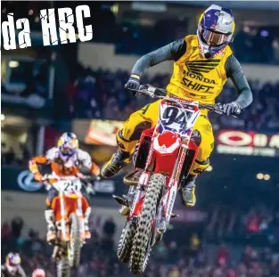  ??  ?? Début de saison 2017, Roczen est en feu et domine le début du championna­t de SX avant de se blesser gravement au bras !