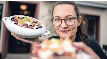  ?? RP-FOTO: RALPH MATZERATH RP-FOTO: RALPH MATZERATH ?? Erika Terstesse (Kaffeezeit Langenfeld) empfiehlt ein weihnachtl­iches Trifle mit Apfel. Einen Wintersala­t mit Rotkohl empfiehlt Simone Windges vom Monheimer Café mit Liebe als Starter. Der ist gesund, leicht und lecker.