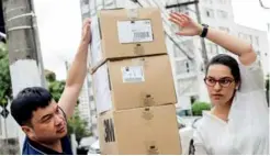  ?? 新华社供图 ?? 2月4日，工作人员将巴西华侨华­人捐赠给中国的防疫物­资搬上即将开往圣保罗­国际机场的运输车。