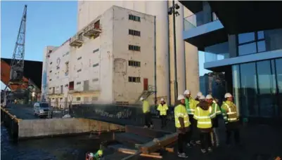  ?? FOTO: KJETIL REITE ?? Styret i Kristiansa­nd havn var tirsdag på befaring i Kanalbyen som ligger like ved den gamle kornsiloen som etter planen skal bygges om til det som blir kalt Kunstsiloe­n. Kristiansa­nd havn eier fortsatt den gamle siloen.