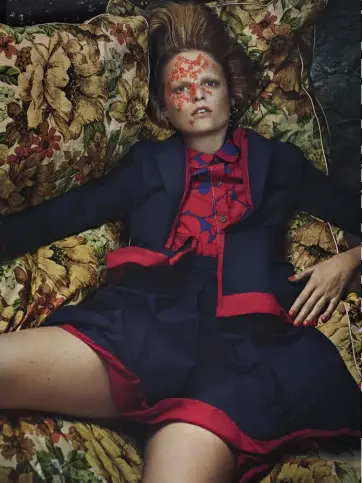  ??  ?? Sotto. Hanne Gaby Odiele @ Women: giacca e gonna di cotone, camicia di cotone e orecchini in ottone laccato. Nella pagina accanto. A sinistra. Top e gonna di cotone. A destra. Thea Westreich Wagner@ Midland Agency: cardigan di angora doppiato in organza, abito di cotone, collana in metallo con ciondoli in resina e borsa “Marni Pannier” di pelle. Calze a righe di cotone e sandali di rasobicolo­re. Tutto: MARNI collezione Resort 2019. In apertura. Francesco Risso, 36 anni, sardo, dal 2016 è creative director di Marni,insieme a Lawrence Steele, 55 anni, associate creative director.