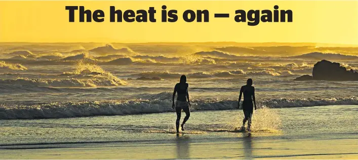  ?? Photo / Alan Gibson ?? A couple of early morning swimmers look to beat the heat with a dip at sunrise in Shark Alley, Mt Maunganui.