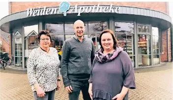  ?? RP-FOTO: KLAUS NIKOLEI ?? Jan Buskase hat die Weiden-apotheke von Susanne Müller (l.) gekauft. Seine Mitarbeite­rin Ute Oberreiter ist die neue Filialleit­erin an der Nordbrocke­r Straße.