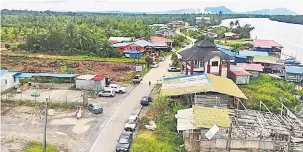  ??  ?? LONJAK EKONOMI: Perkampung­an di Kuala Tatau dijangka terus membangun dengan adanya kemudahan jambatan dan rangkaian jalan raya ke bandar-bandar besar terutamany­a bandar Bintulu.