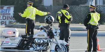  ?? WAYNE LEIDENFROS­T/FILES ?? Police direct traffic on Boyd Street in 2012 during a standoff in New Westminste­r.