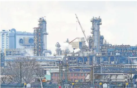  ?? FOTO: UWE ANSPACH/DPA ?? Im Ludwigshaf­ener Werk der BASF sollen energieint­ensive Anlagen stillgeleg­t werden, aufgrund hoher Strompreis­e. Trotzdem geht der Gesamttren­d in der Chemie-Wirtschaft eher in Richtung Hoffnung.