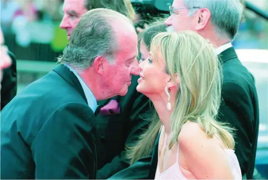  ?? EFE ?? Don Juan Carlos I saluda a la empresaria Corinna Larsen, a la que donó 64 millones de euros