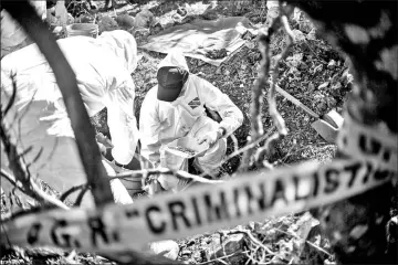  ??  ?? Forensic personnel work in the exhumation of human remains found during the activities of the fourth National Search Brigade, in Huitzuco de los Figueroa, Guerrero state, Mexico.