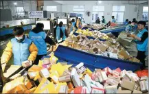  ?? ZHANG KAIHU / FOR CHINA DAILY ?? Employees of ZTO Express sort packages in Donghai county, Jiangsu province.