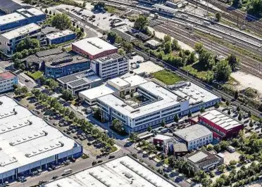  ??  ?? Noch sitzt die Zentrale der Carl Zeiss Meditec AG (Bildmitte) im Gewerbegeb­iet Göschwitz, zieht aber nach Bau des neuen Zeiss-campus mit ins Jenaer Südviertel. Foto: Tino Zippel