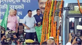  ?? — PRITAM BANDYOPADH­YAY ?? Delhi CM Arvind Kejriwal and transport minister Kailash Gahlot flag off 150 electric buses at Indraprast­ha bus depot in New Delhi on Tuesday.