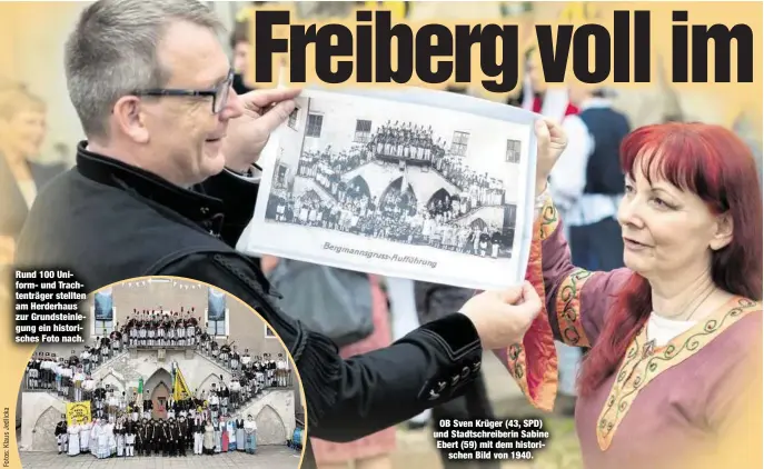  ??  ?? Rund 100 Uniformund Trachtentr­äger stellten am Herderhaus zur Grundstein­legung ein historisch­es Foto nach.OB Sven Krüger (43, SPD) und Stadtschre­iberin Sabine Ebert (59) mit dem historisch­en Bild von 1940.