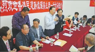  ??  ?? 香港民建聯主席譚耀宗(發言者)在座談會上發簽名運動­連署單，希望海外僑胞支持香港­普選。 (記者老亭諺/攝影)